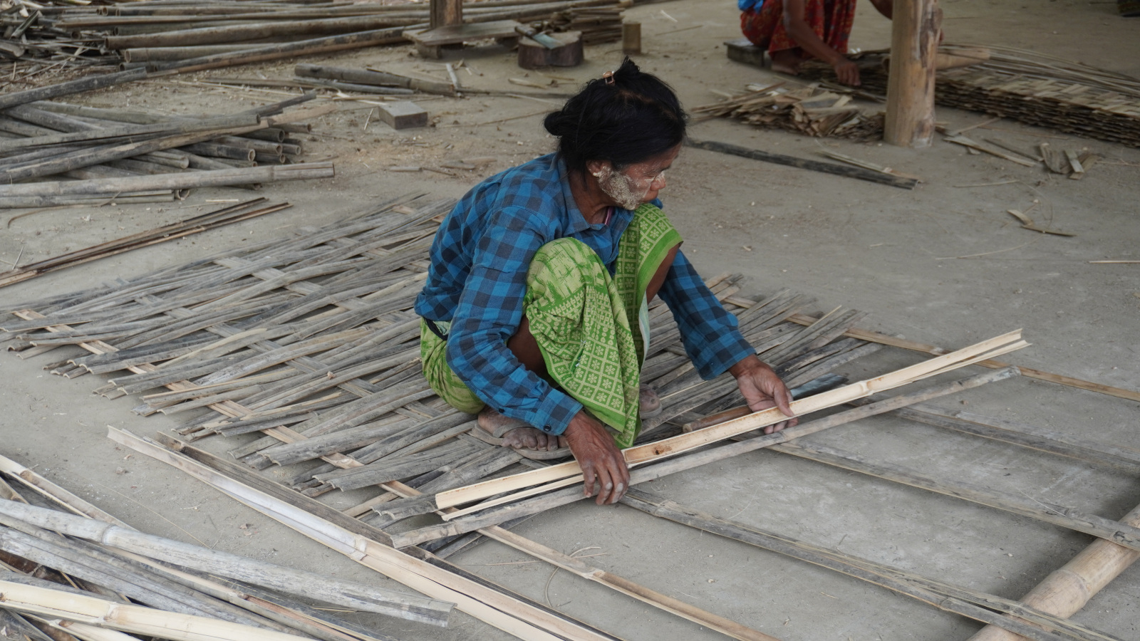 Bamboo artisans supporting reconstruction of transitional shelters